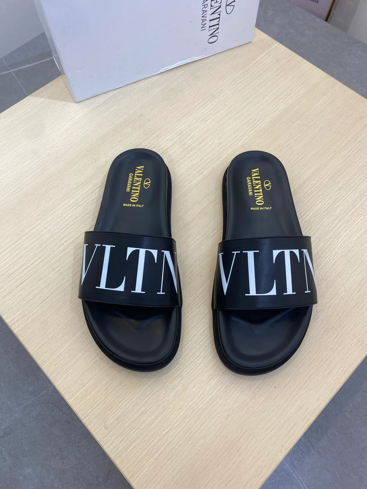 P260💰Valentino VALENTINO Size: 39--46 Burberry classic men's slippers, high-end boutique, original material, fine workmanship, casual, loose and comfortable, a must-have in summer👏👏👏
